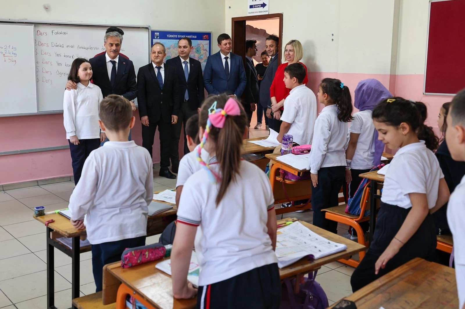 Minik Ravza arkadaşlarına verdiği 