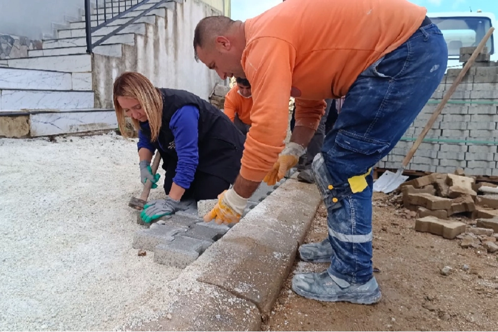 Kadın Başkan kaldırım taşlarını döşedi
